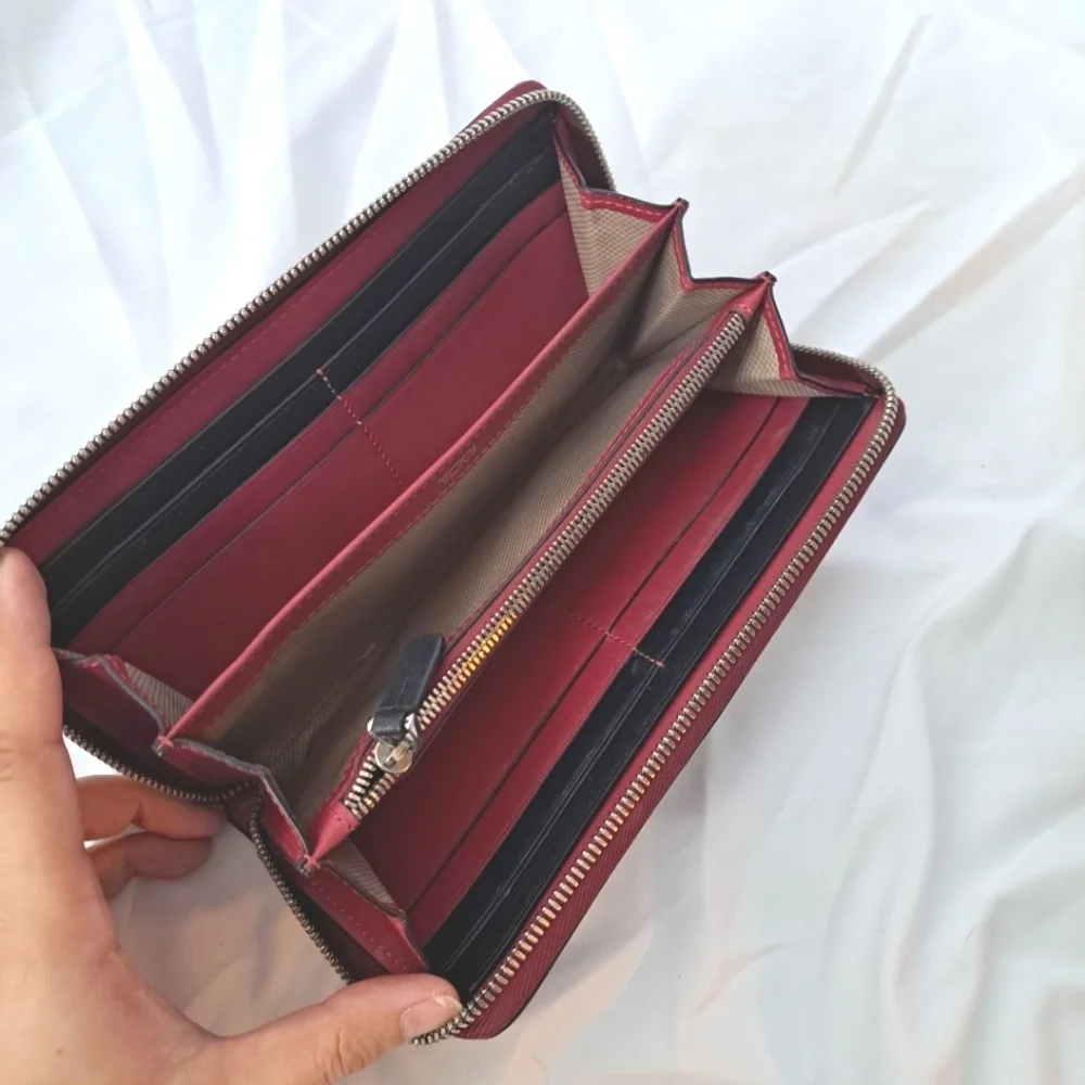 Tumi | Red leather ladies Wallet and black trim - Picture 9 of 14